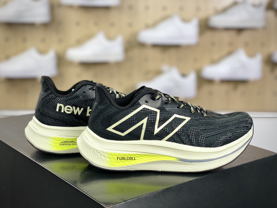 200 新百伦New Balance FuelCell SuperComp Trainer V2 慢跑鞋“网纱黑荧光黄渐变”MRCXLG3