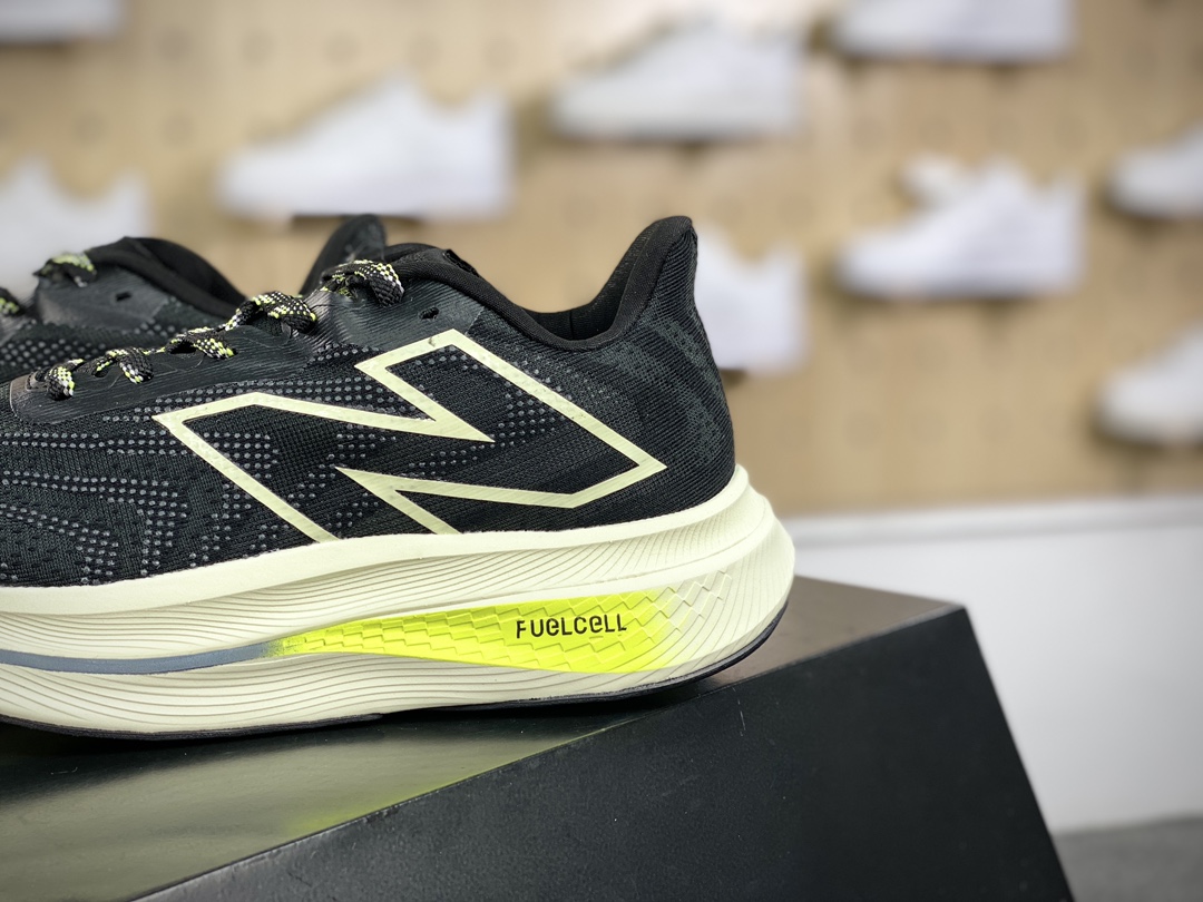 200 新百伦New Balance FuelCell SuperComp Trainer V2 慢跑鞋“网纱黑荧光黄渐变”MRCXLG3