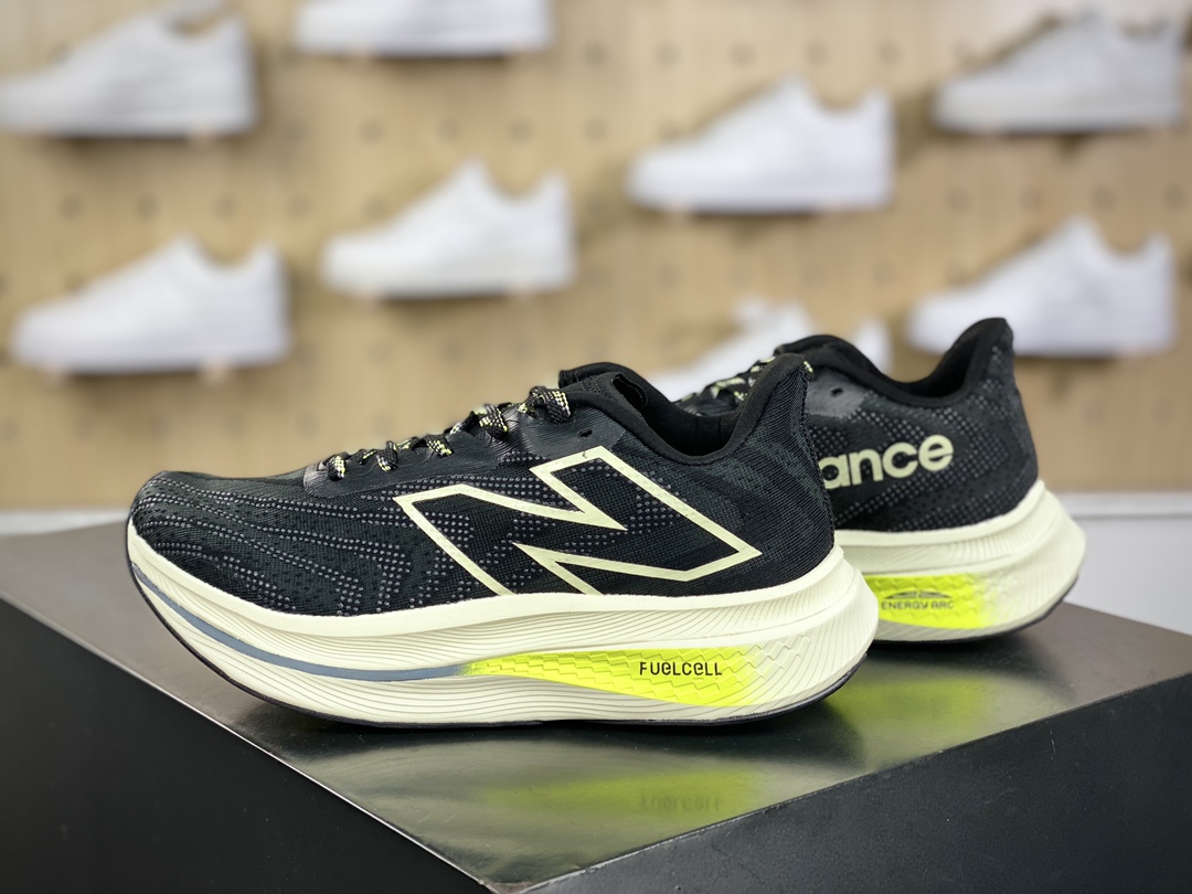 200 新百伦New Balance FuelCell SuperComp Trainer V2 慢跑鞋“网纱黑荧光黄渐变”MRCXLG3