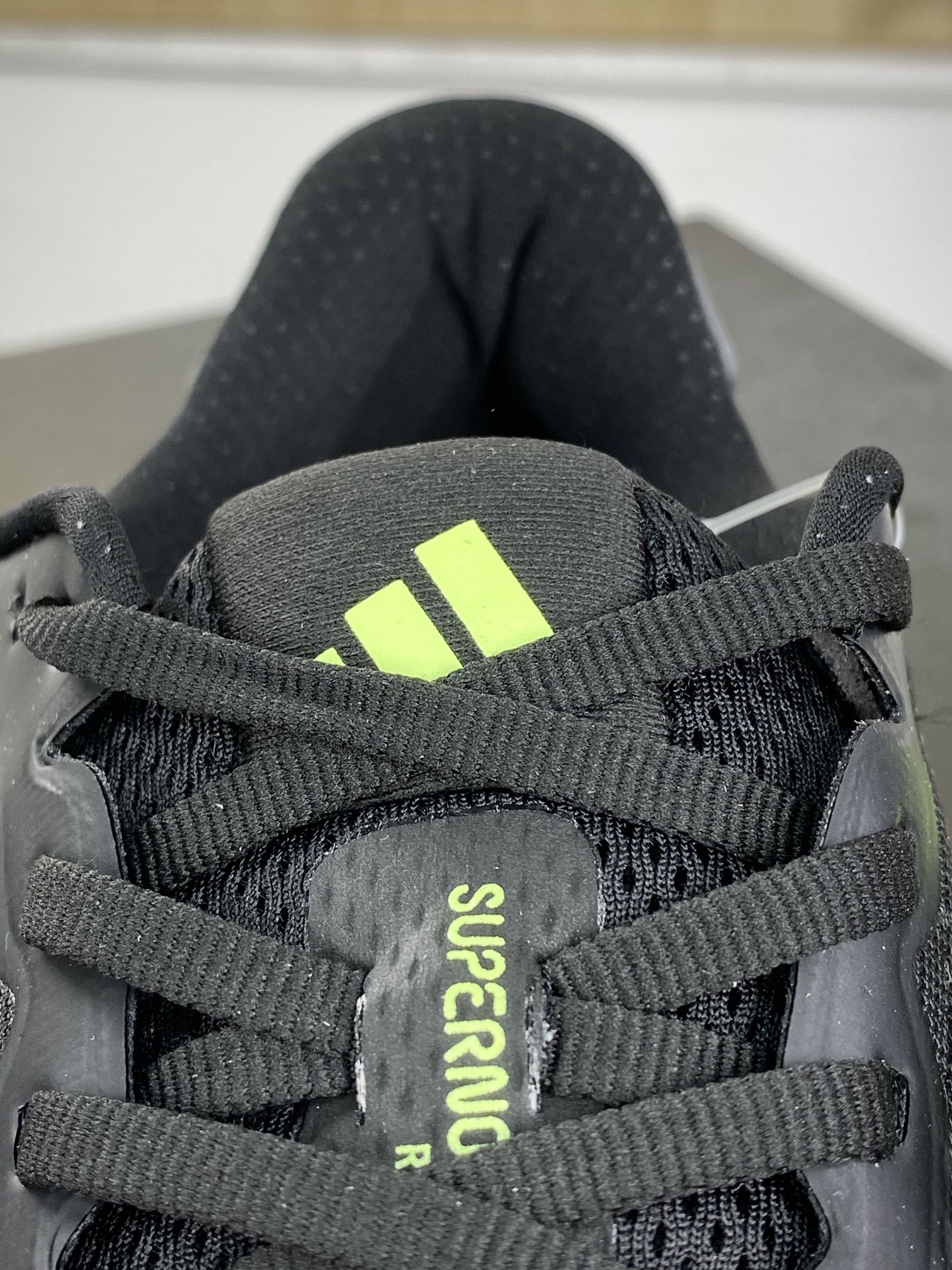 200 阿迪达斯Adidas Supernova Rise M 超新星增强系列低帮慢跑鞋“网织黑荧光绿”IG5846