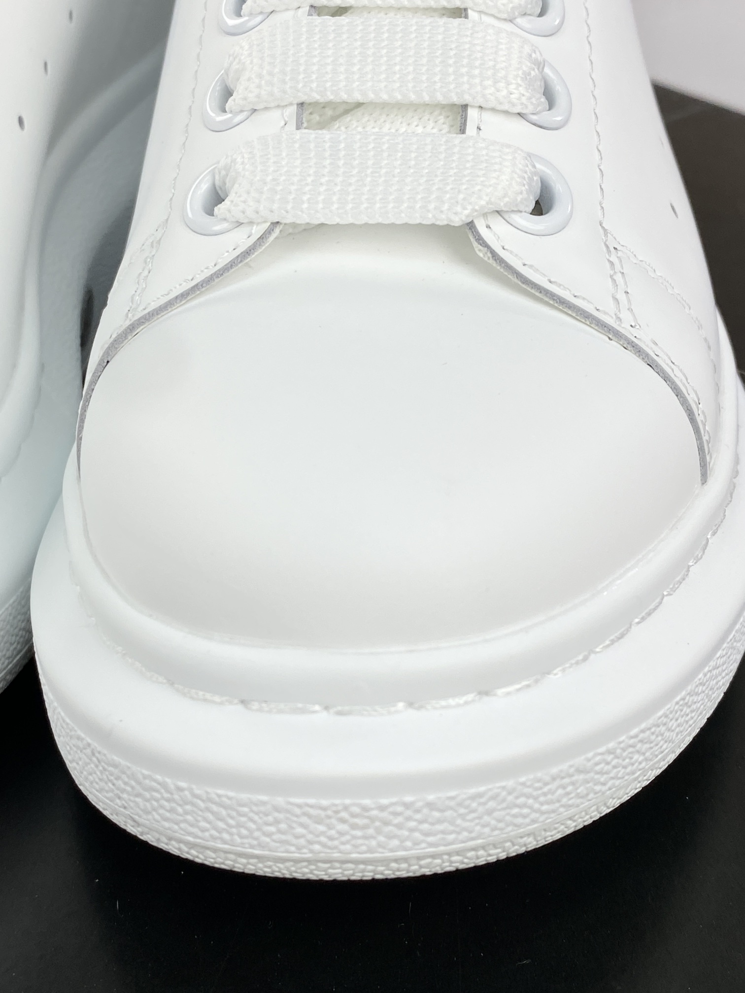 Italian luxury brand Alexander McQueen Sole Leather Sneakers low-top white shoes ”leather white light blue suede tail” 462214 WHGP7 9378