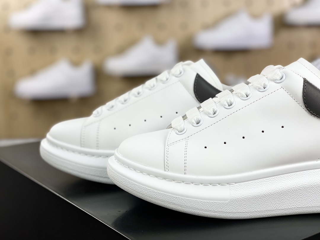 380 麦昆Alexander McQueen Oversized Sneakers 低帮时装厚底休闲运动小白板鞋“深灰尾”718243 WICY 98938