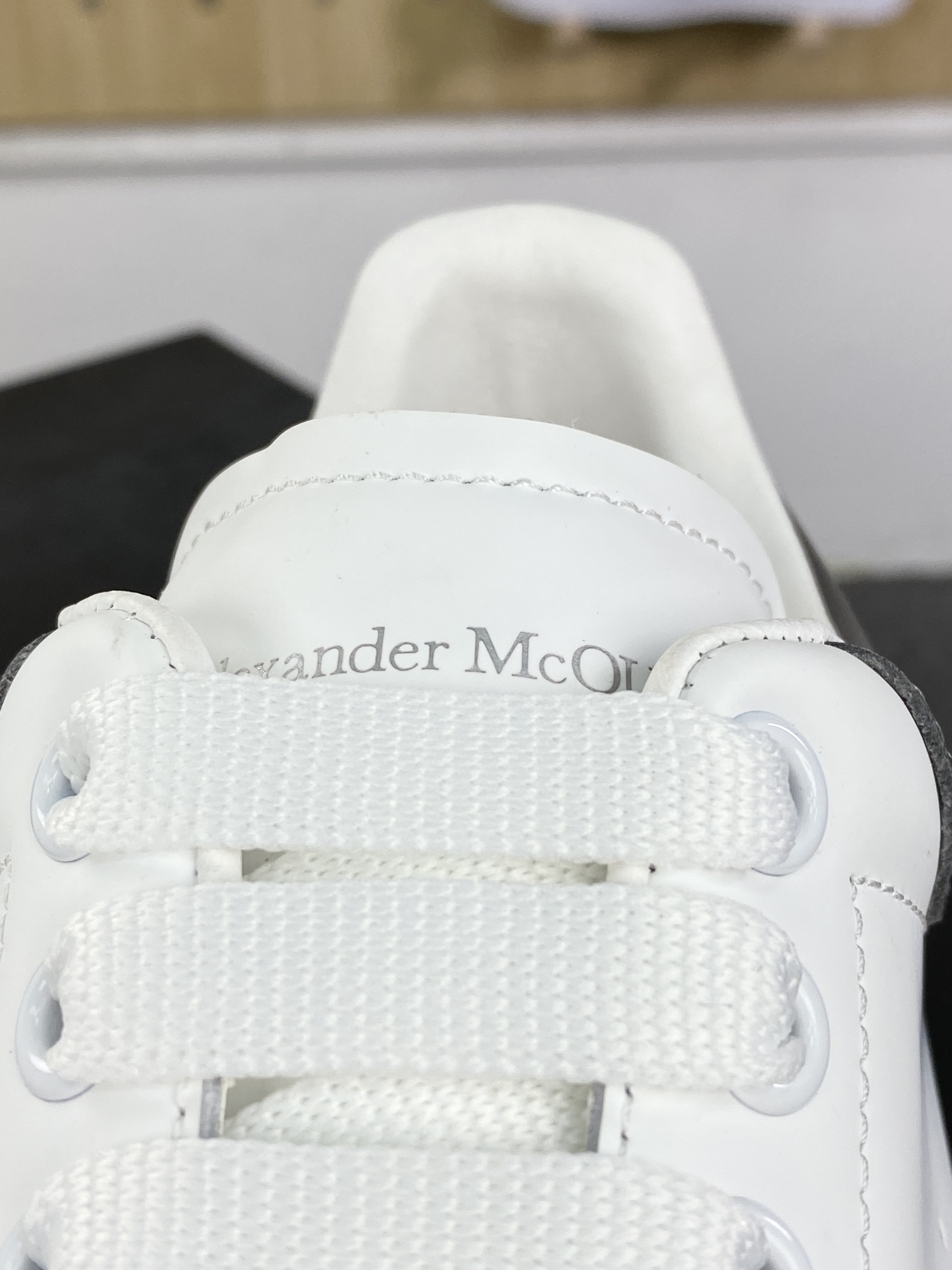 380 麦昆Alexander McQueen Oversized Sneakers 低帮时装厚底休闲运动小白板鞋“深灰尾”718243 WICY 98938