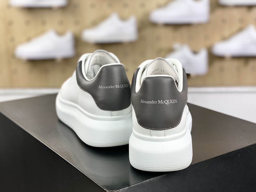 380 麦昆Alexander McQueen Oversized Sneakers 低帮时装厚底休闲运动小白板鞋“深灰尾”718243 WICY 98938