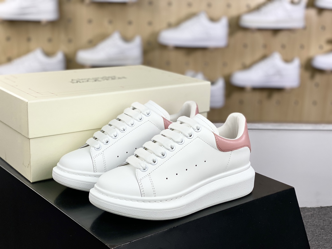 380 Alexander McQueen Oversized Sneakers 低帮时装厚底休闲运动小白板鞋“浅粉皮尾”718243 WICY 98938