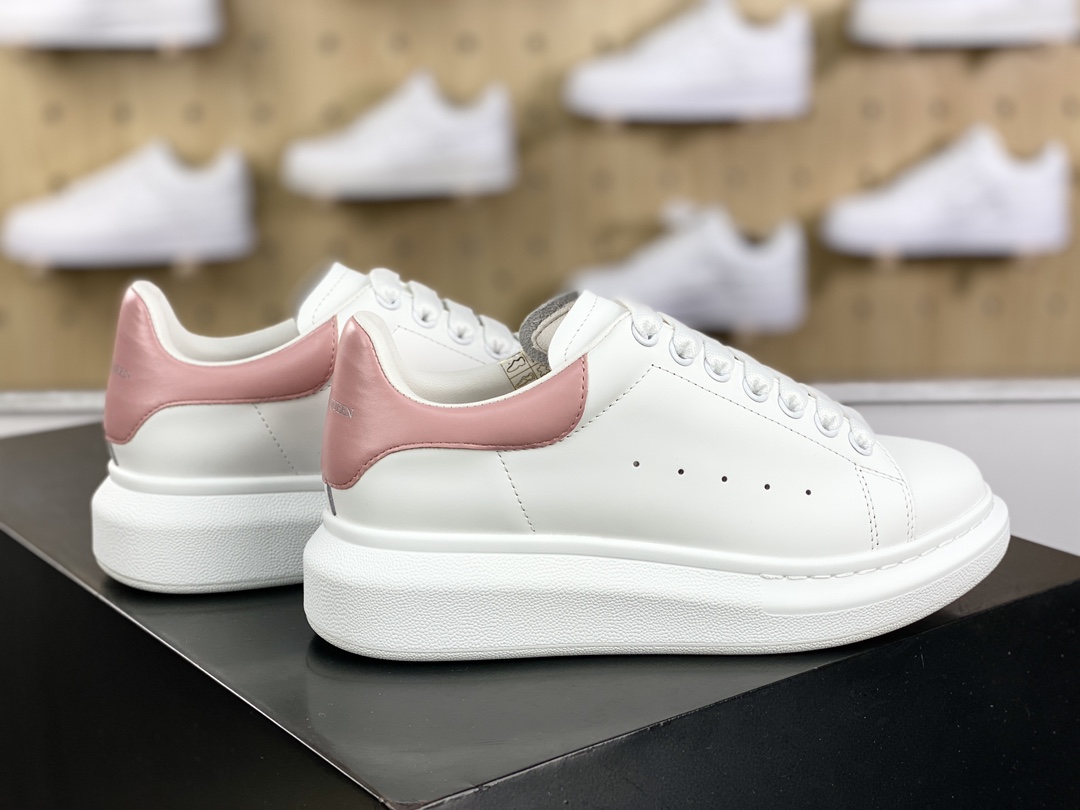 380 Alexander McQueen Oversized Sneakers 低帮时装厚底休闲运动小白板鞋“浅粉皮尾”718243 WICY 98938