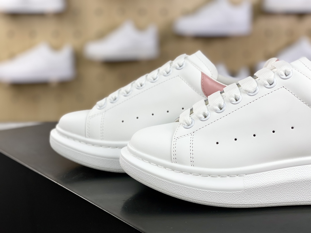 380 Alexander McQueen Oversized Sneakers 低帮时装厚底休闲运动小白板鞋“浅粉皮尾”718243 WICY 98938