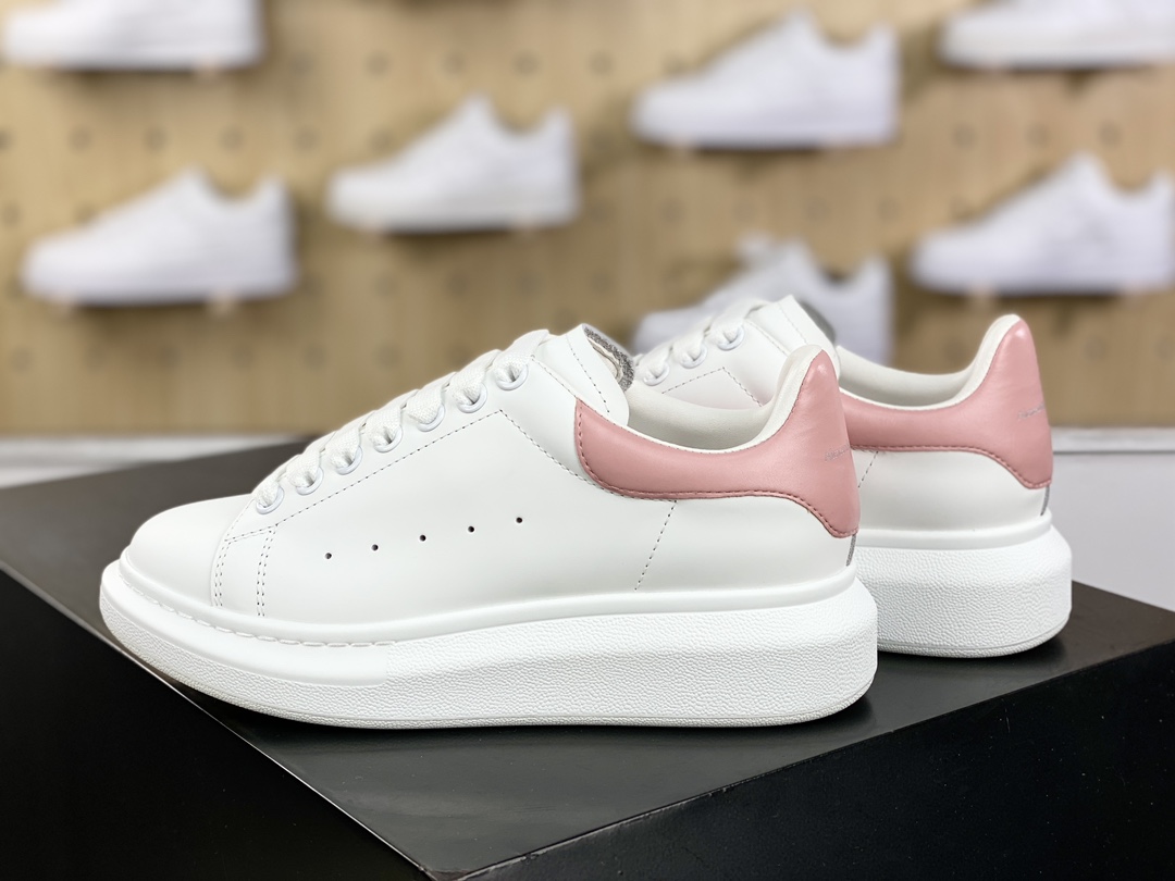 380 Alexander McQueen Oversized Sneakers 低帮时装厚底休闲运动小白板鞋“浅粉皮尾”718243 WICY 98938