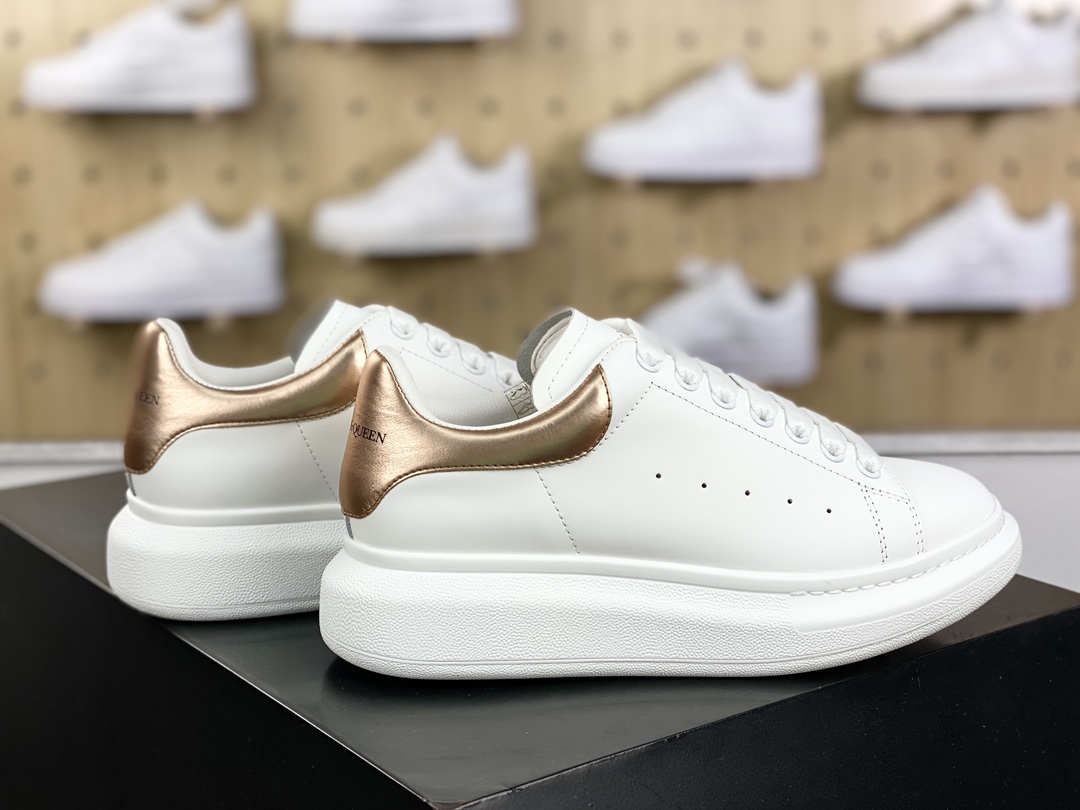 380 麦昆Alexander McQueen Oversized Sneakers 低帮时装厚底休闲运动小白板鞋“金皮尾”718243 WICY 98938