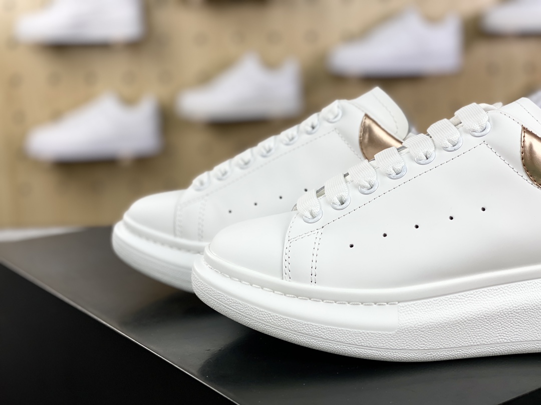 380 麦昆Alexander McQueen Oversized Sneakers 低帮时装厚底休闲运动小白板鞋“金皮尾”718243 WICY 98938