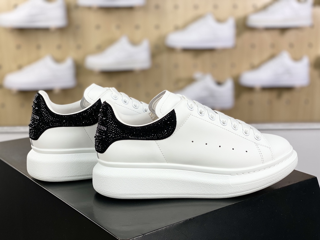 400 Alexander McQueen Oversized Sneakers 低帮时装厚底休闲运动小白板鞋“皮革白灰黑水晶贴钻尾”718243 WICY 98938