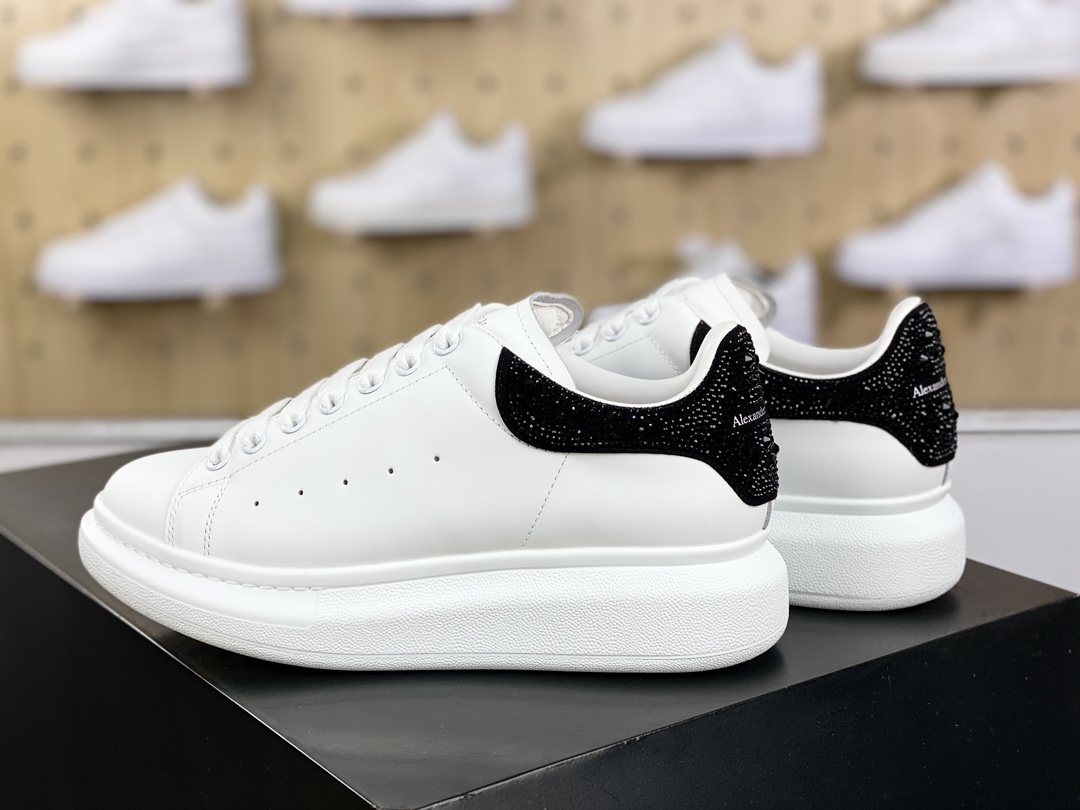 400 Alexander McQueen Oversized Sneakers 低帮时装厚底休闲运动小白板鞋“皮革白灰黑水晶贴钻尾”718243 WICY 98938