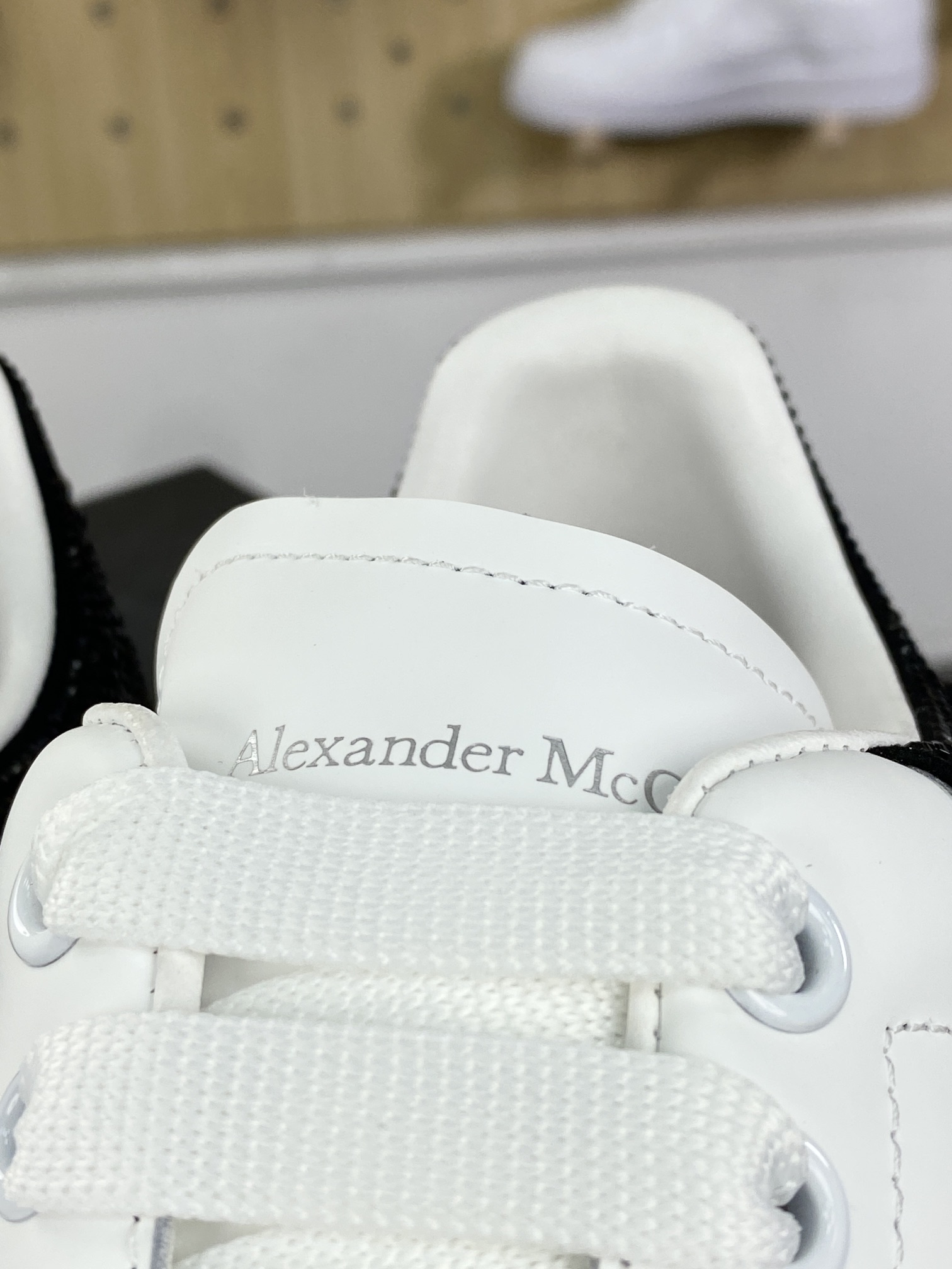 400 Alexander McQueen Oversized Sneakers 低帮时装厚底休闲运动小白板鞋“皮革白灰黑水晶贴钻尾”718243 WICY 98938