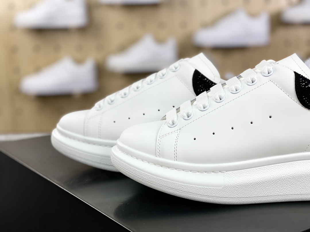 400 Alexander McQueen Oversized Sneakers 低帮时装厚底休闲运动小白板鞋“皮革白灰黑水晶贴钻尾”718243 WICY 98938