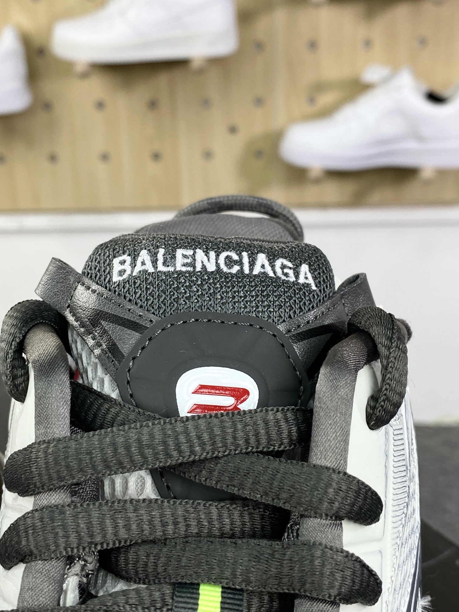 480 巴黎世家BALENCIAGA Runner Sneaker"White/Dark Grey/Red"慢跑慢跑鞋“解构破坏白深灰红黄”677403 W3RB6 9167