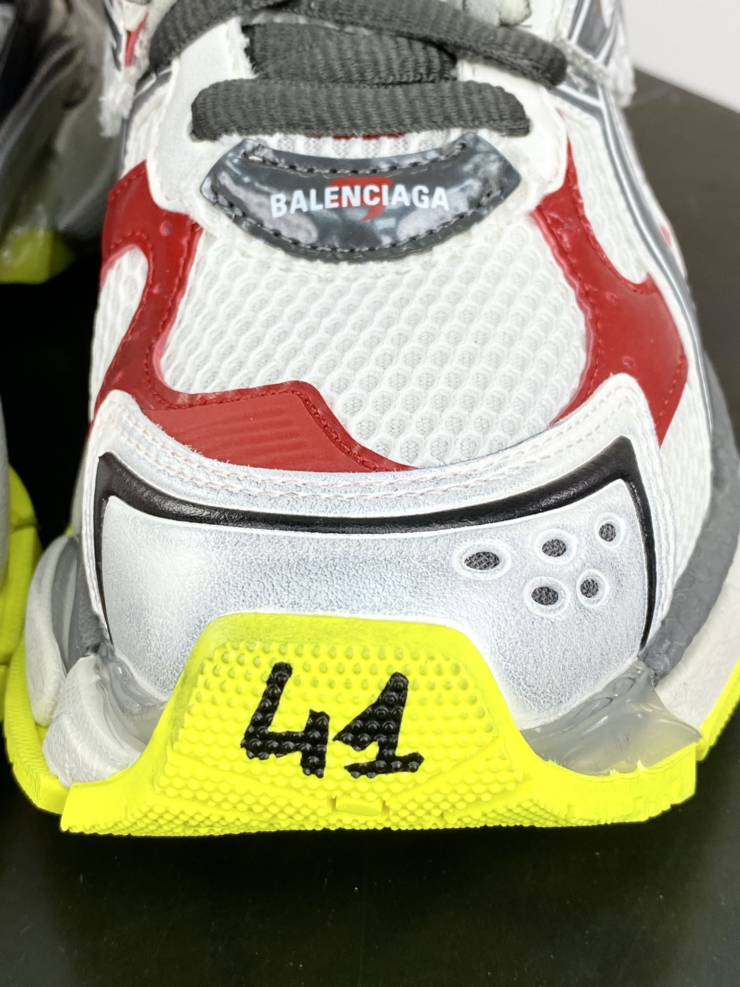 480 巴黎世家BALENCIAGA Runner Sneaker"White/Dark Grey/Red"慢跑慢跑鞋“解构破坏白深灰红黄”677403 W3RB6 9167