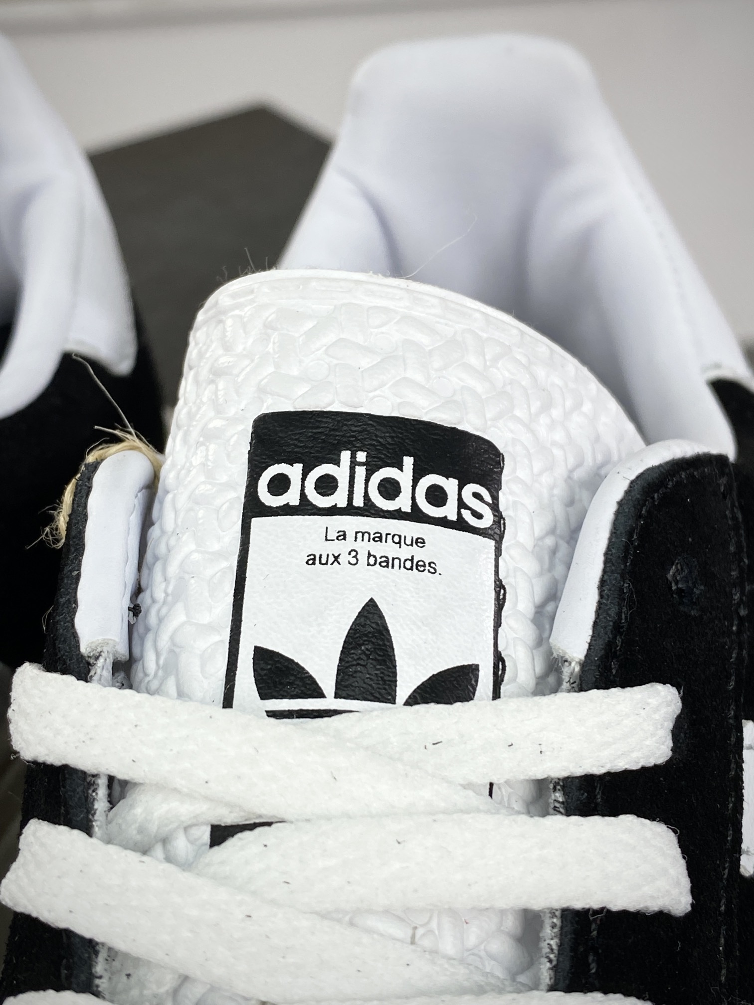 180 阿迪达斯Adidas Originals Gazelle Bold W 羚羊松糕系列板鞋“翻毛黑白”HQ6912