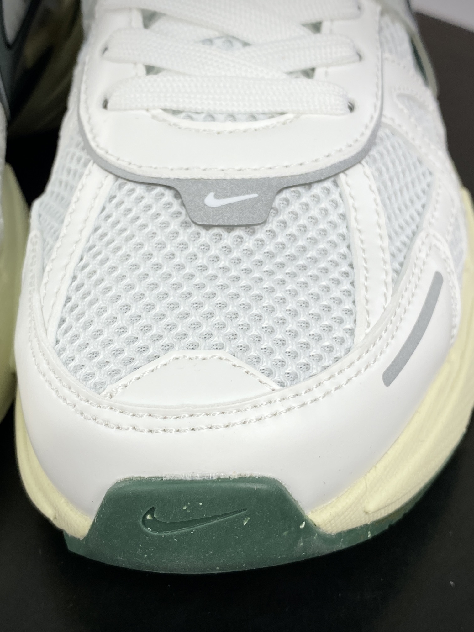 220 Nike Wmns V2K Runtekk Low"White/Green"复古潮系列未来慢跑鞋“白墨绿”FD0736-101