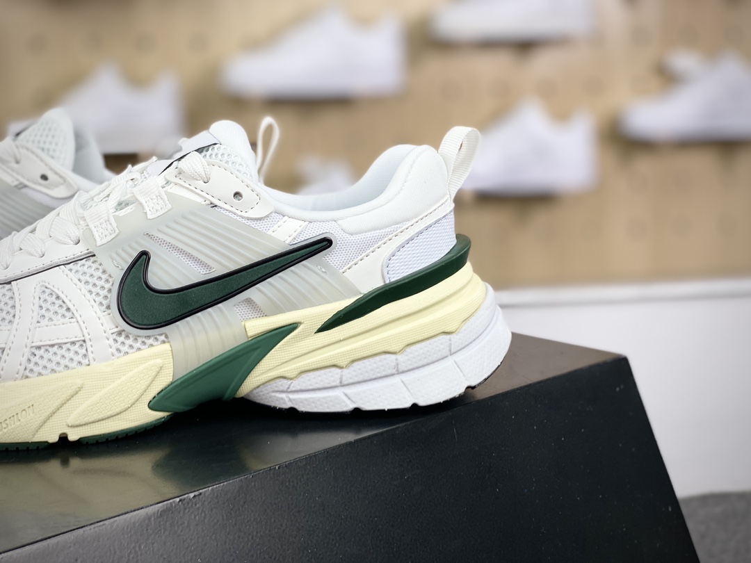 220 Nike Wmns V2K Runtekk Low"White/Green"复古潮系列未来慢跑鞋“白墨绿”FD0736-101