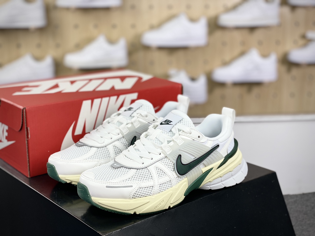 220 Nike Wmns V2K Runtekk Low”White/Green”复古潮系列未来慢跑鞋“白墨绿”FD0736-101