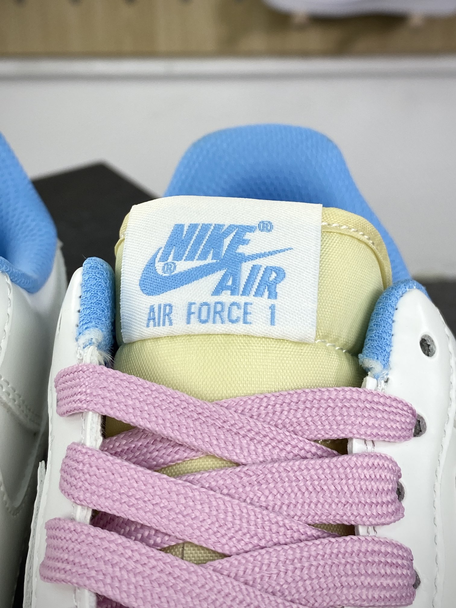 240 耐克Nike Wmns Air Force 1 '07 Low"UV Sail White/University Blue Pack"空军一号板鞋“米白蓝粉七彩紫外线光感”LC5688-001