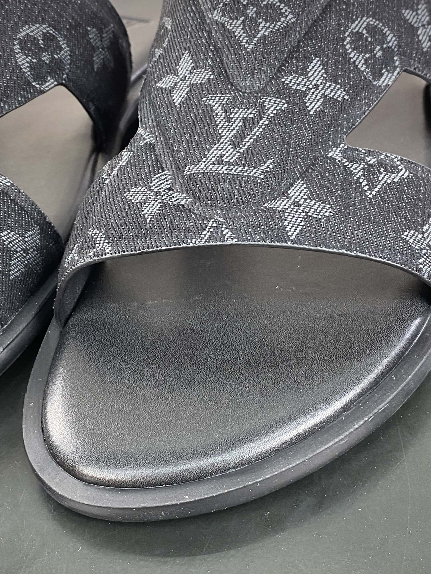 240 法国奢侈品牌LV路易威登Louis Vuitton Oasis Mule Sandals 绿洲系列交叠式夏季舒适防滑休闲 1AC69F