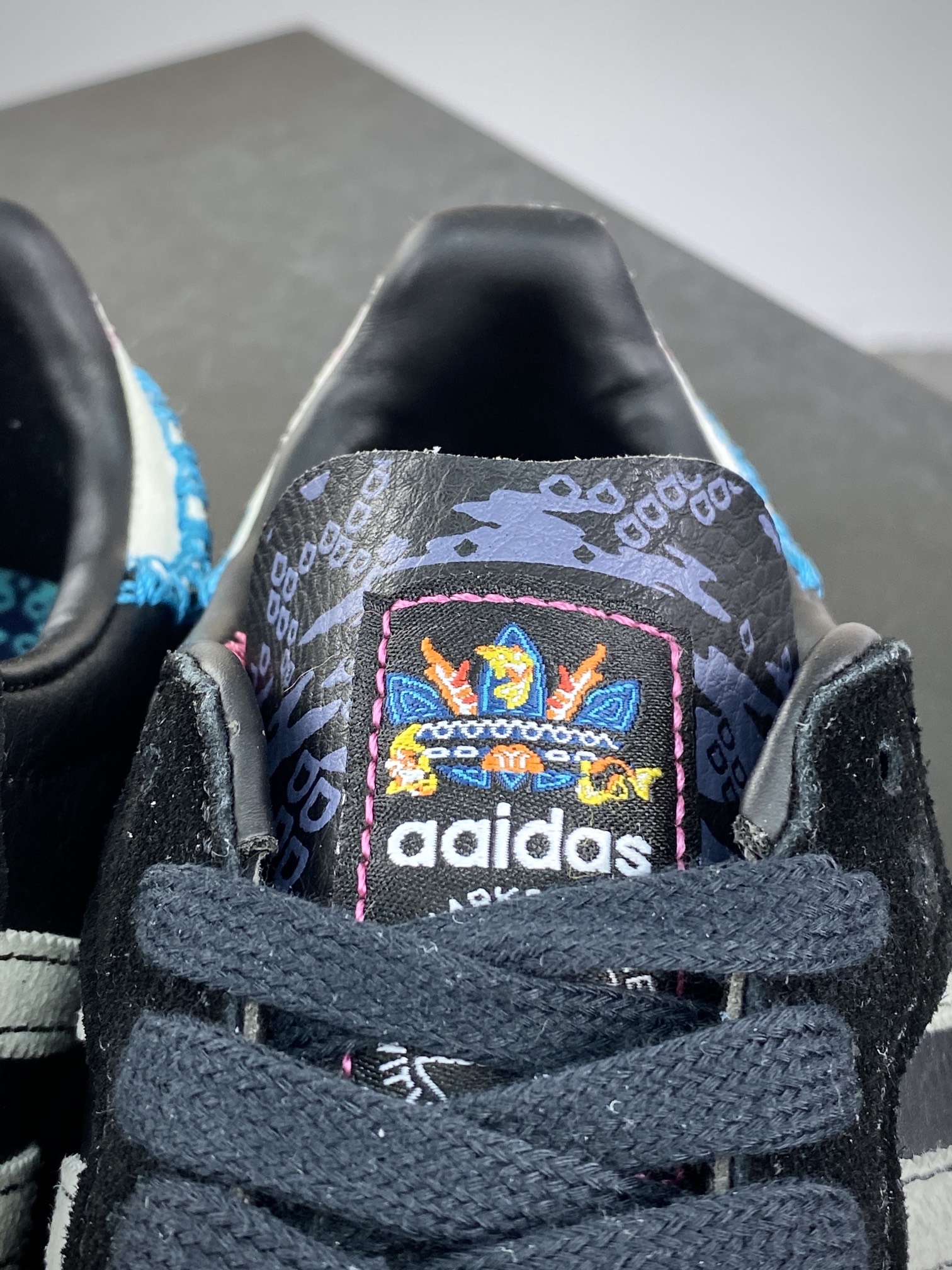 140 FeiFei Ruan x Adidas Originals Samba OG"Chinese New Year"桑巴舞板鞋“龙年黑灰蓝缝线生胶底”ID1141