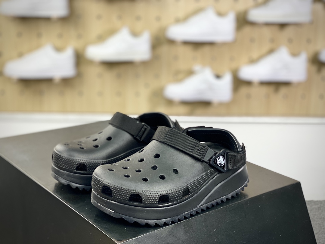 140 卡骆驰/Crocs Classic Hiker Clog Sandals 徒步者系列厚底户外风沙滩穿搭休闲涉水洞洞鞋凉拖鞋“全黑锯齿底”206772-060