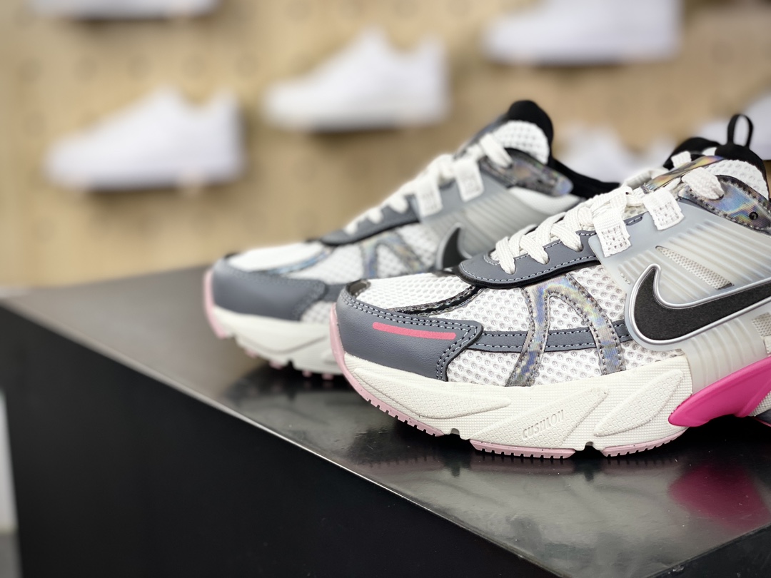 220 耐克Nike Wmns V2K Runtekk Low"White Grey Pink"复古慢跑鞋“白黑深灰粉”FZ5061-100