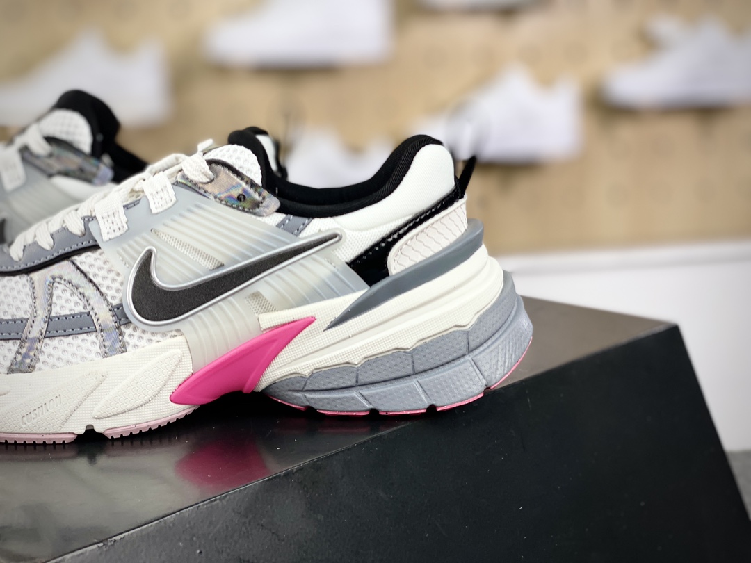 220 耐克Nike Wmns V2K Runtekk Low"White Grey Pink"复古慢跑鞋“白黑深灰粉”FZ5061-100