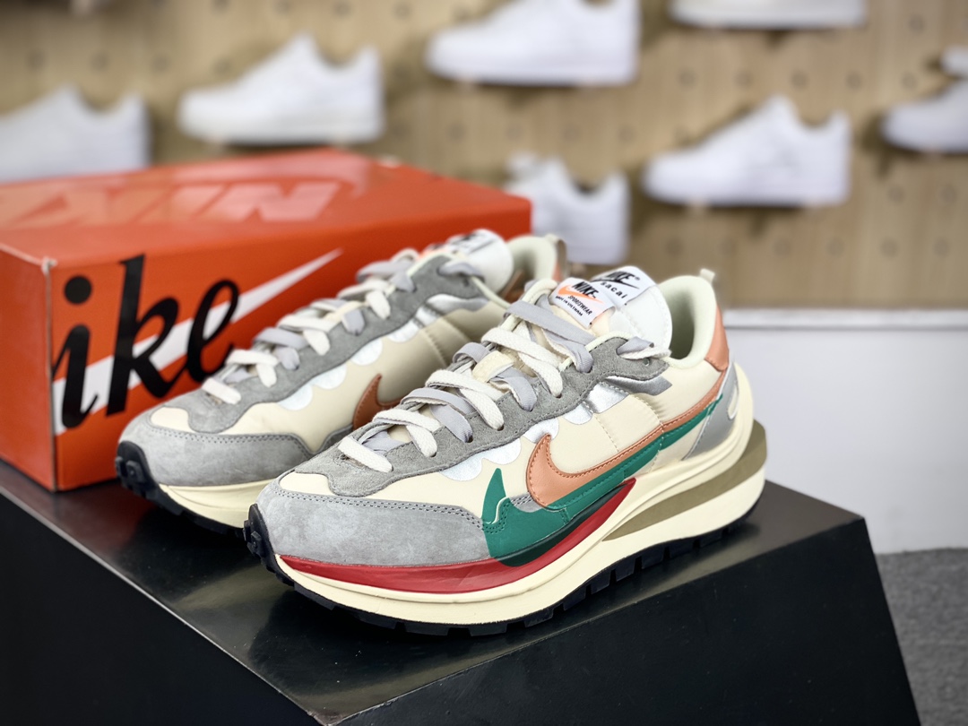 240 Sacai x Nike VaporWaffle 3.0″Beige/Grey/Red”系列慢跑鞋“厚布米黄灰红橙绿重叠双钩子”DD1875-107