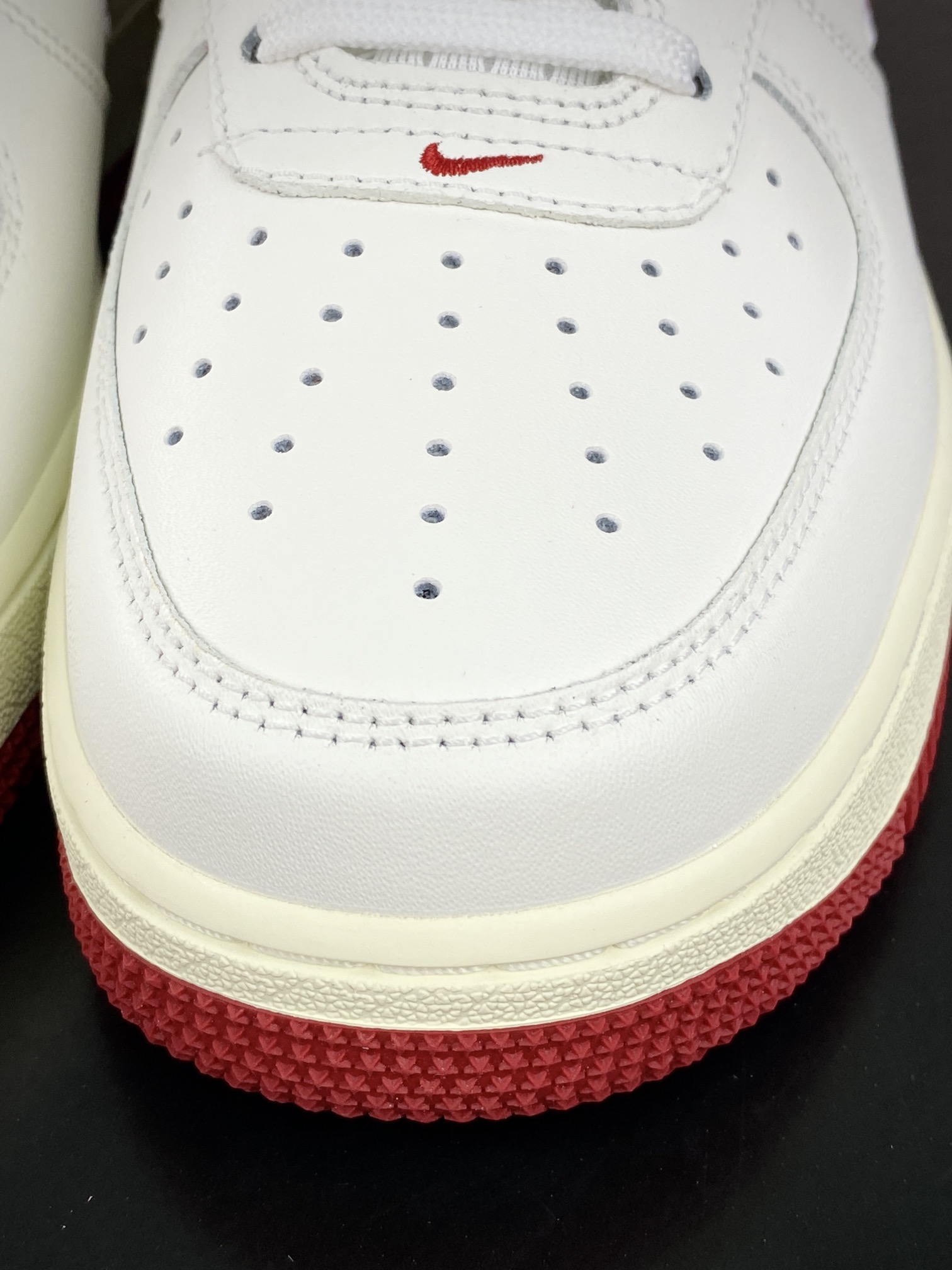 200 耐克Nike Air Force 1’07 Low”White University Red”空军一号板鞋“皮革白大学红电绣钩子”FV0392-101