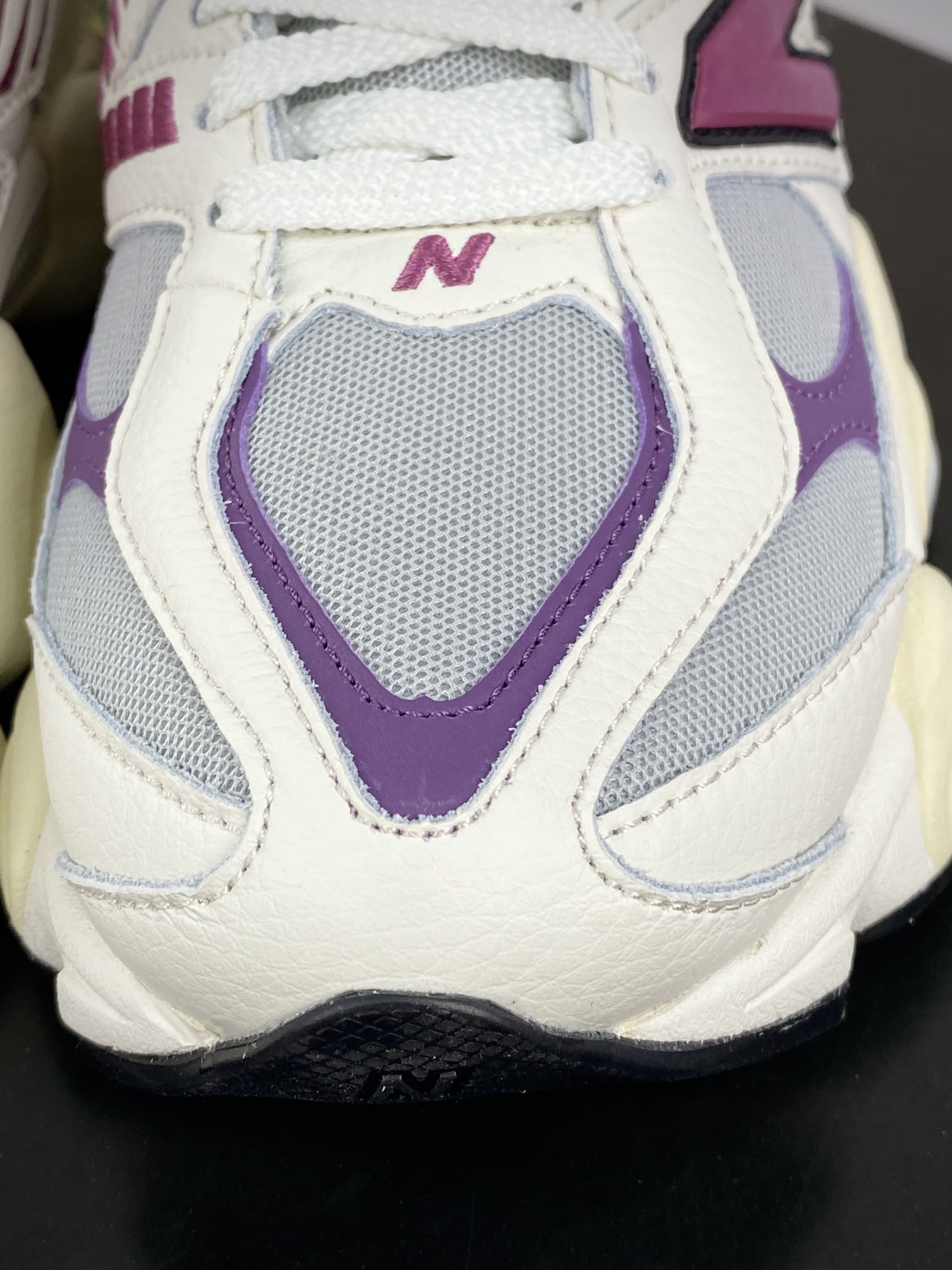 300 新百伦New Balance 9060"Magenta"系列复古百搭跑步鞋“奶白深紫品红”U9060ESC