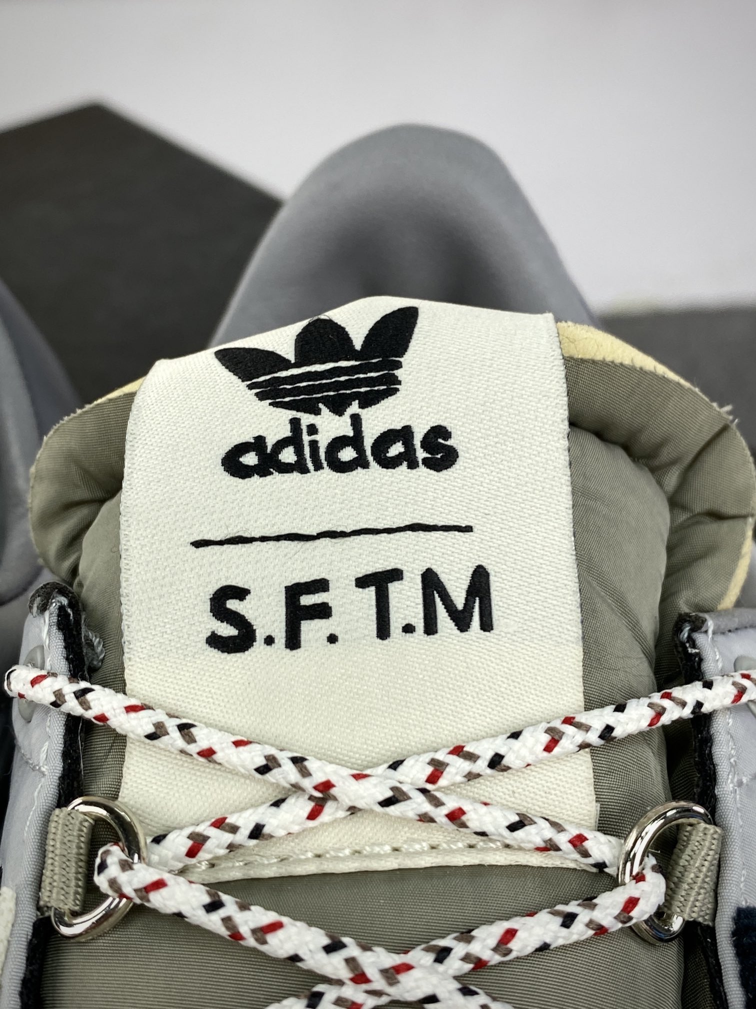 220 Song for the Mute x Adidas Country OG"Grey Black"SFTM-003系列低帮慢跑鞋“联名灰深灰黑”IH7519