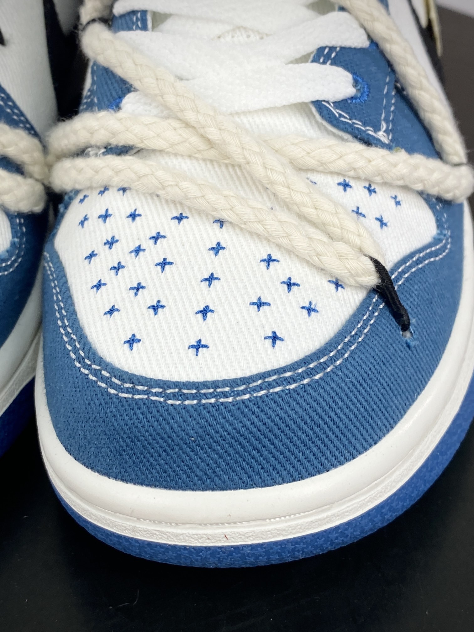 260 耐克Nike SB Dunk Low Lot"Blue/White"扣篮系列低帮板鞋“牛仔蓝白黑刺子绣绑绳”DV0834-101