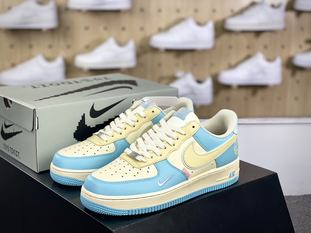 240 耐克Nike Air Force 1 07 Low”Gloomy Bear”空军一号经典低帮板鞋“天蓝米黄暴力熊涂鸦”XL2312-555