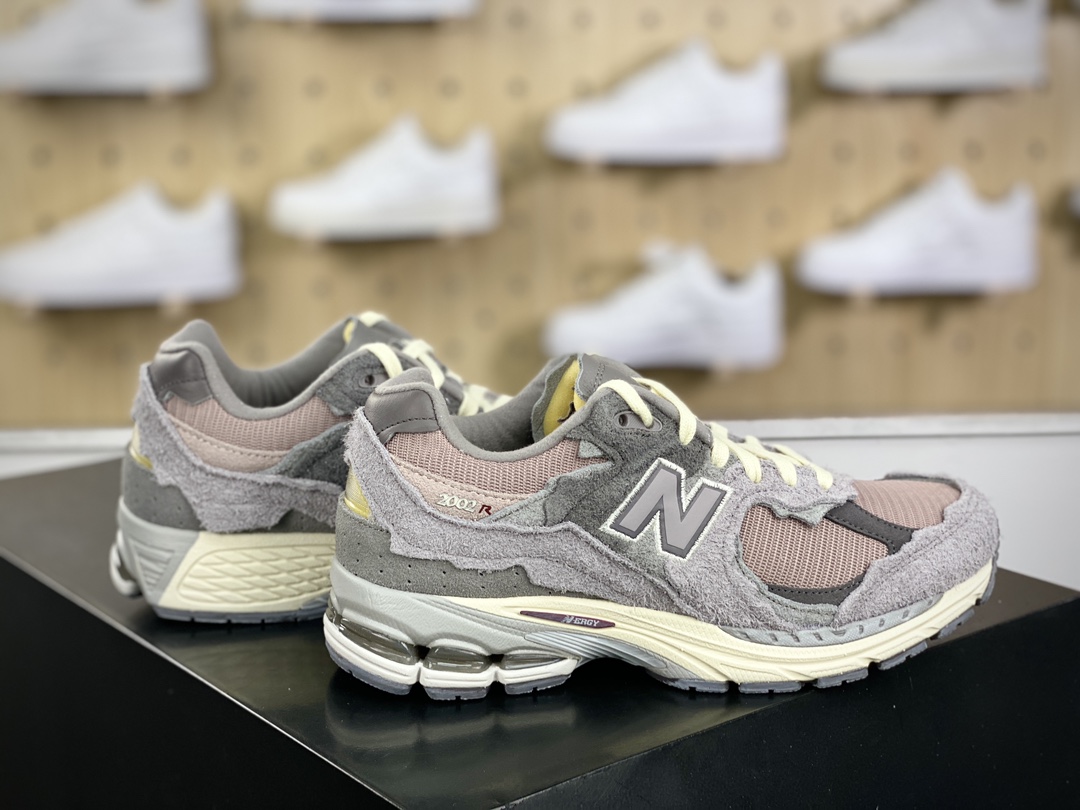 300 新百伦New Balance 2002R”Protection Pack”系列复古慢跑鞋“浅灰碳灰淡紫做旧破布”M2002RDY