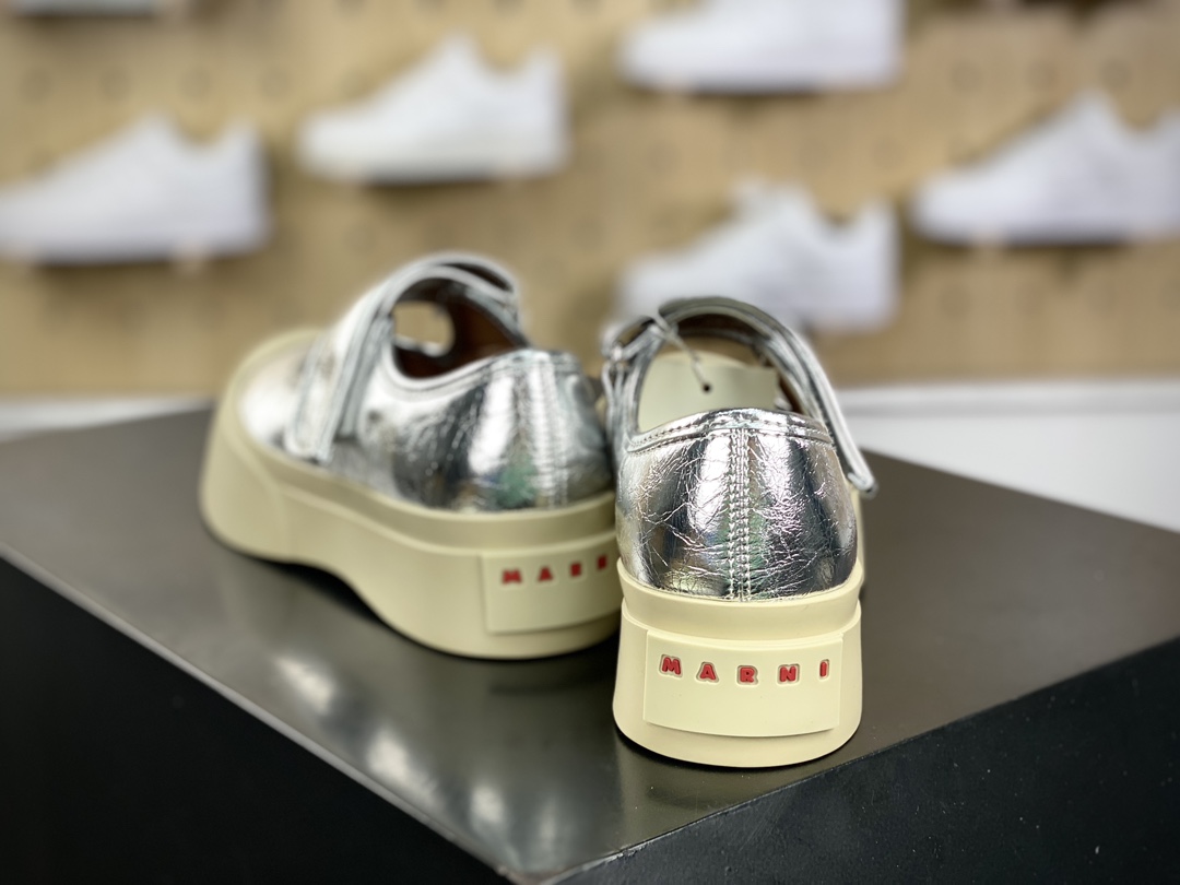 240 Marni Pablo Leather Mary Jane Sneaker 巴勃罗·玛丽珍系列低帮松糕板鞋“魔术贴金属银”SNZW003120P674300N20