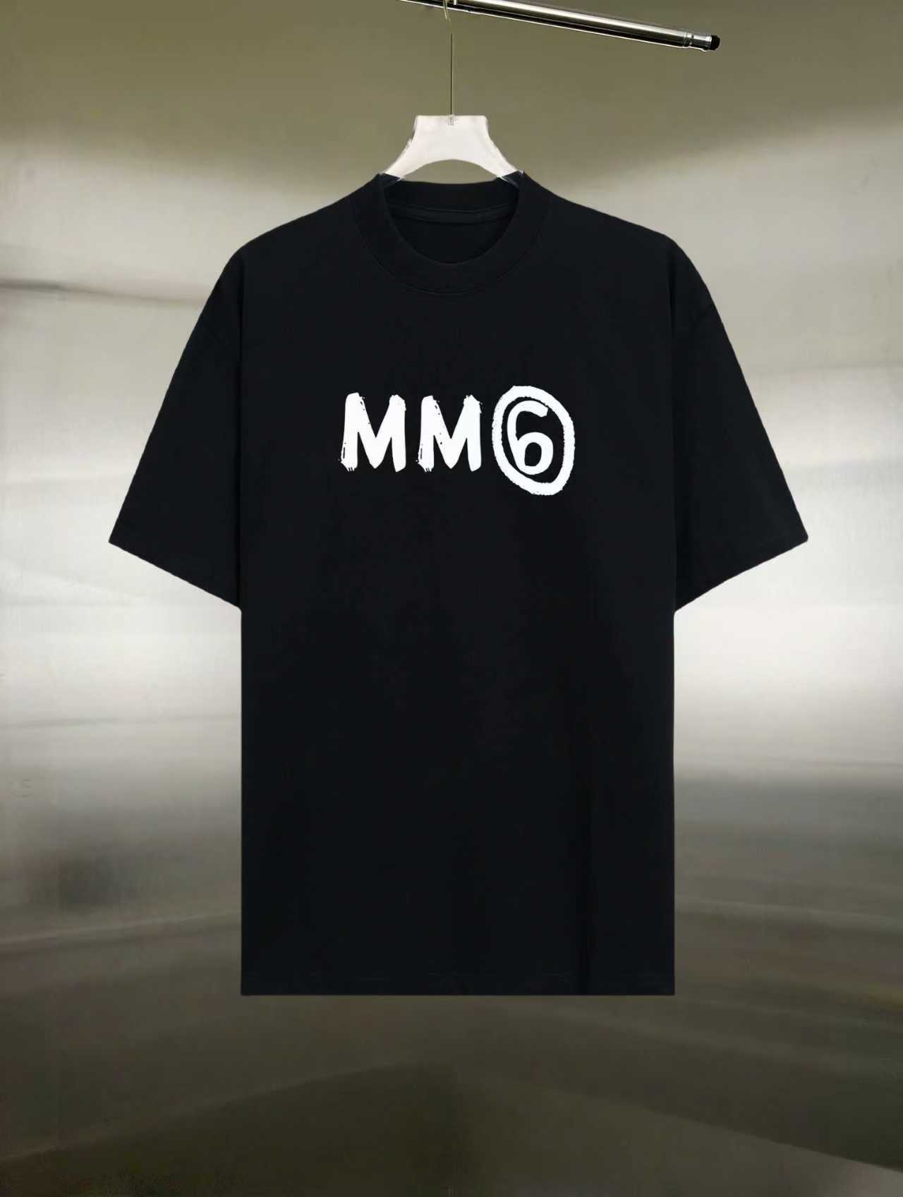 @75 款式：MM6 短袖T恤 面料：300克重双纱100%纯棉 罗纹：320克重索罗娜 工艺：印花 颜色：白色 黑色 尺码：S M L XL XXL 无性别区分 男女同款