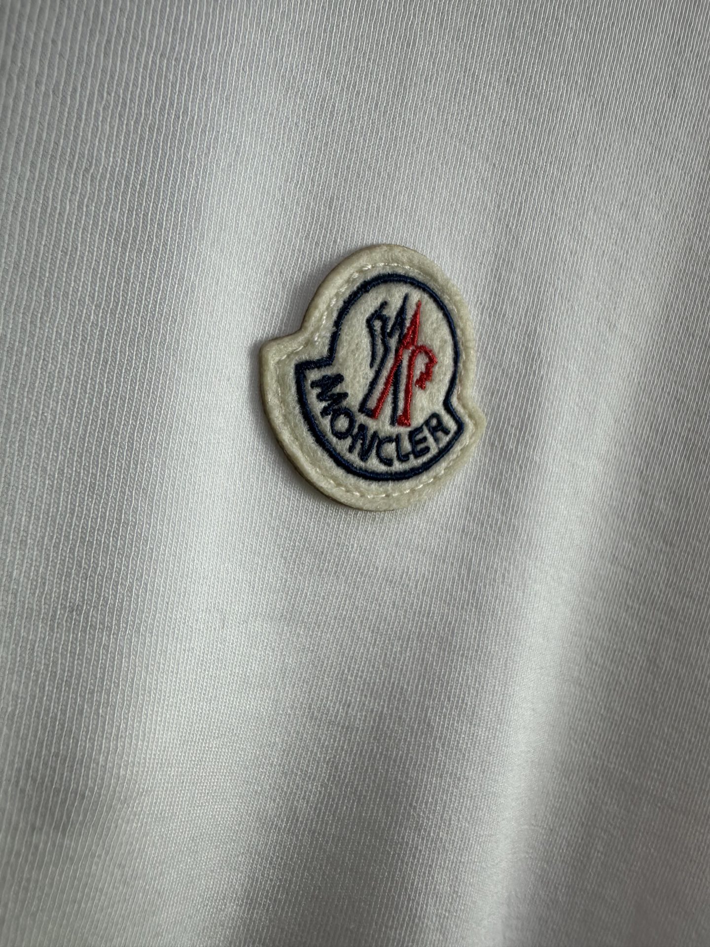 Moncler2025新款长袖打底衫 Moncler这款打底衫款式采用基础圆领长袖款式，简约基础款式，侧