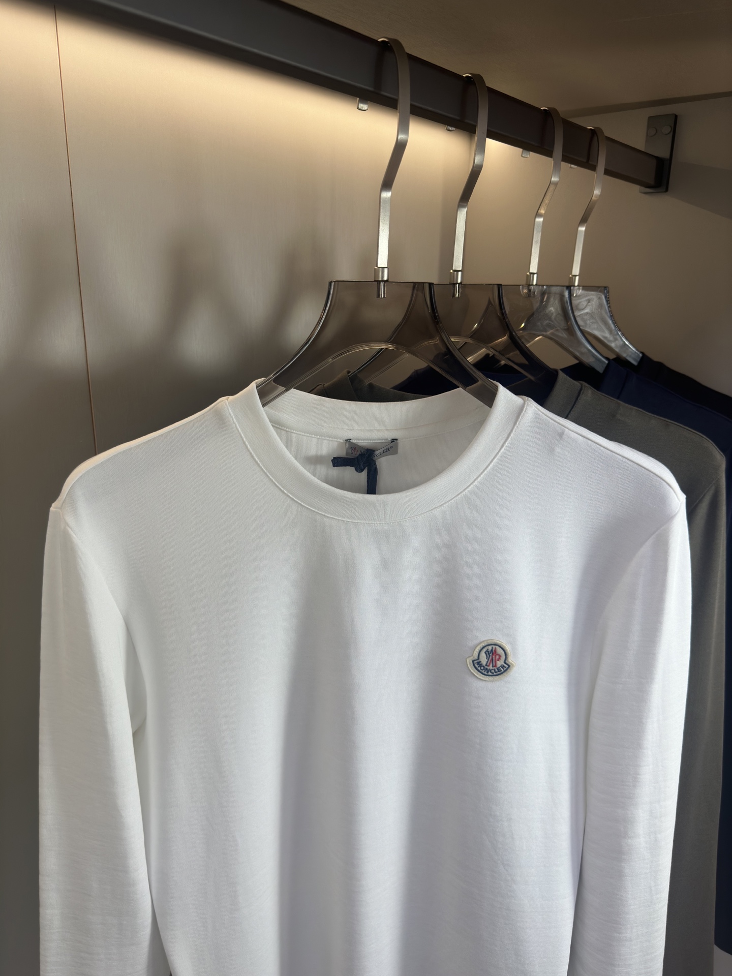 Moncler2025新款长袖打底衫 Moncler这款打底衫款式采用基础圆领长袖款式，简约基础款式，侧