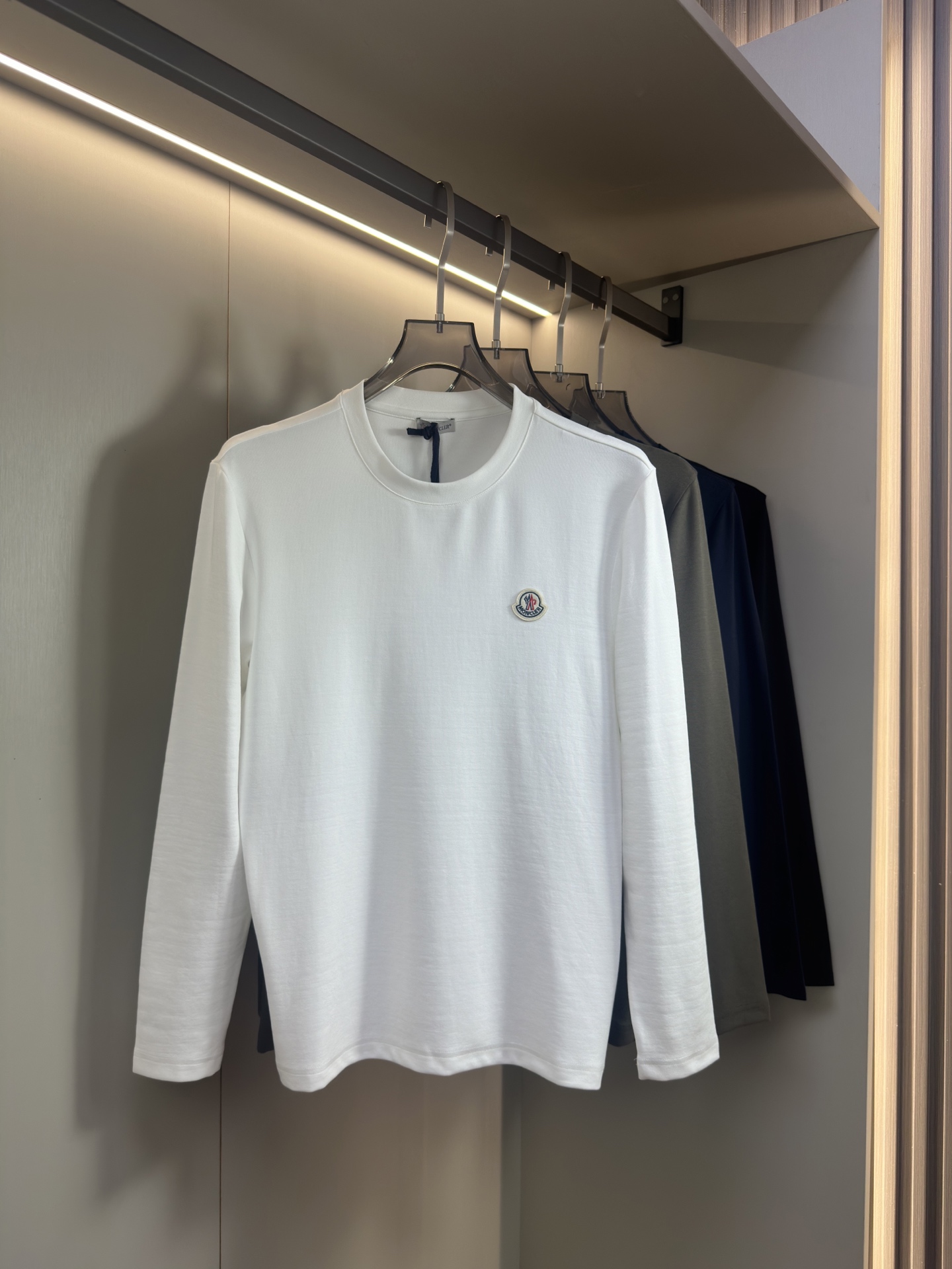 Moncler2025新款长袖打底衫 Moncler这款打底衫款式采用基础圆领长袖款式，简约基础款式，侧