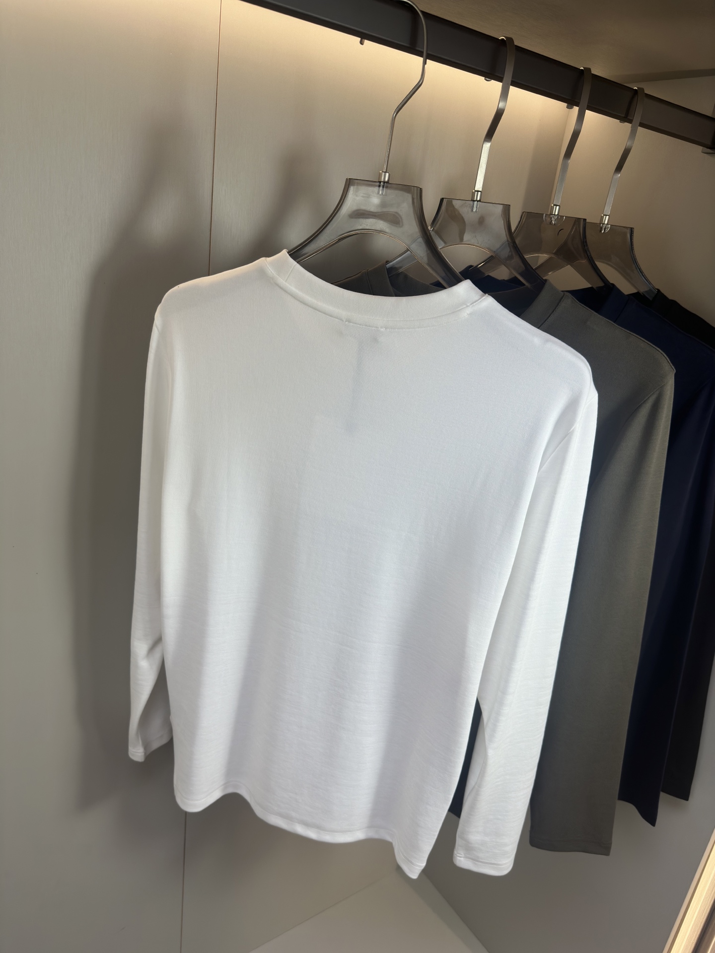 Moncler2025新款长袖打底衫 Moncler这款打底衫款式采用基础圆领长袖款式，简约基础款式，侧