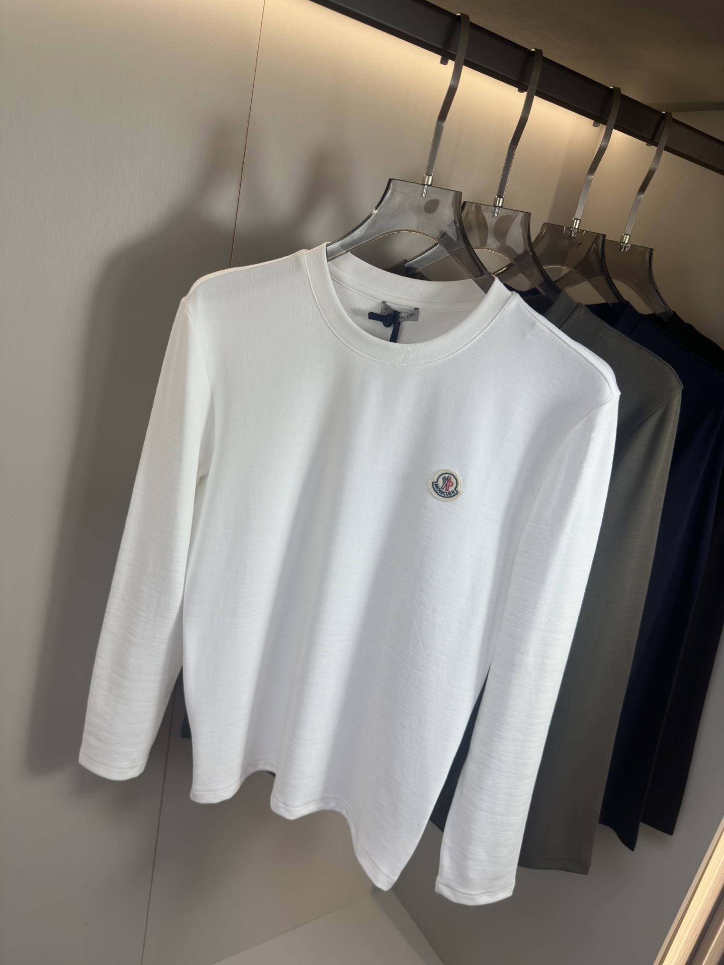 Moncler2025新款长袖打底衫 Moncler这款打底衫款式采用基础圆领长袖款式，简约基础款式，侧