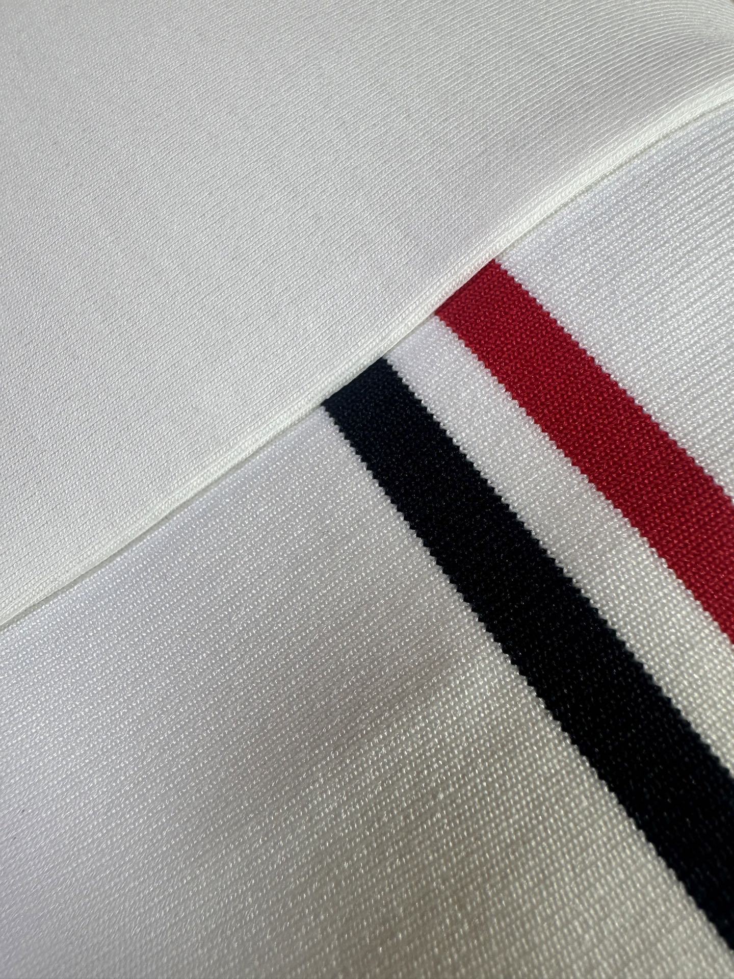 Moncler2025新款长袖打底衫 Moncler这款打底衫款式采用基础圆领长袖款式，简约基础款式，侧