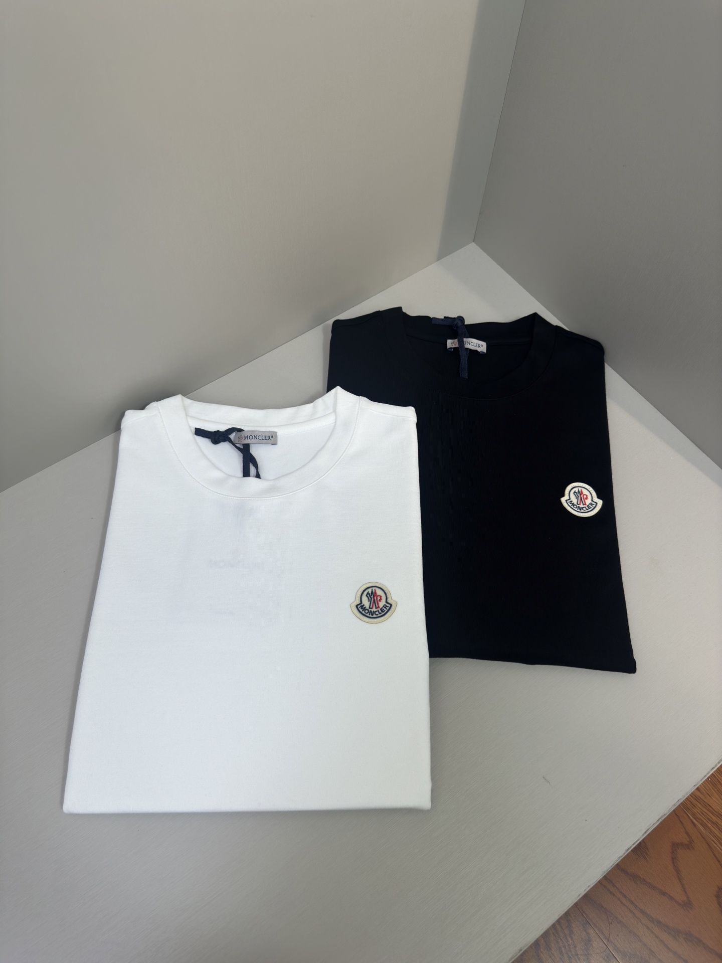 Moncler2025新款长袖打底衫 Moncler这款打底衫款式采用基础圆领长袖款式，简约基础款式，侧