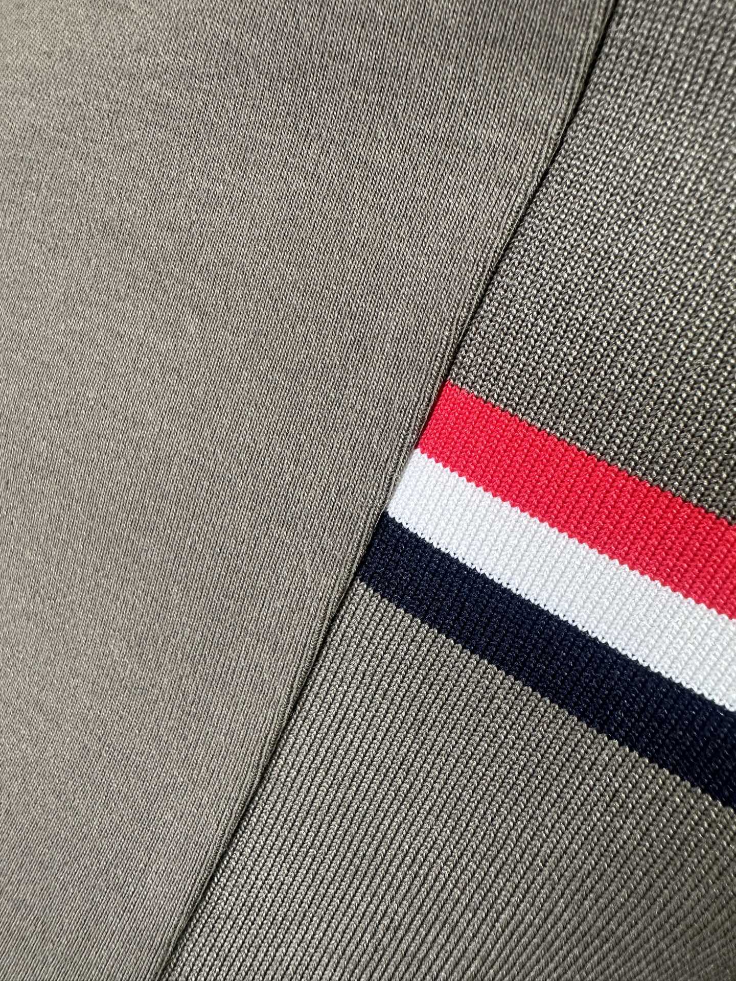 Moncler2025新款长袖打底衫 Moncler这款打底衫款式采用基础圆领长袖款式，简约基础款式，侧