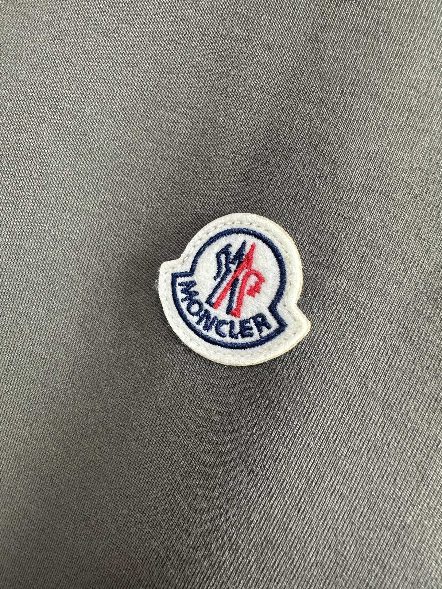 Moncler2025新款长袖打底衫 Moncler这款打底衫款式采用基础圆领长袖款式，简约基础款式，侧