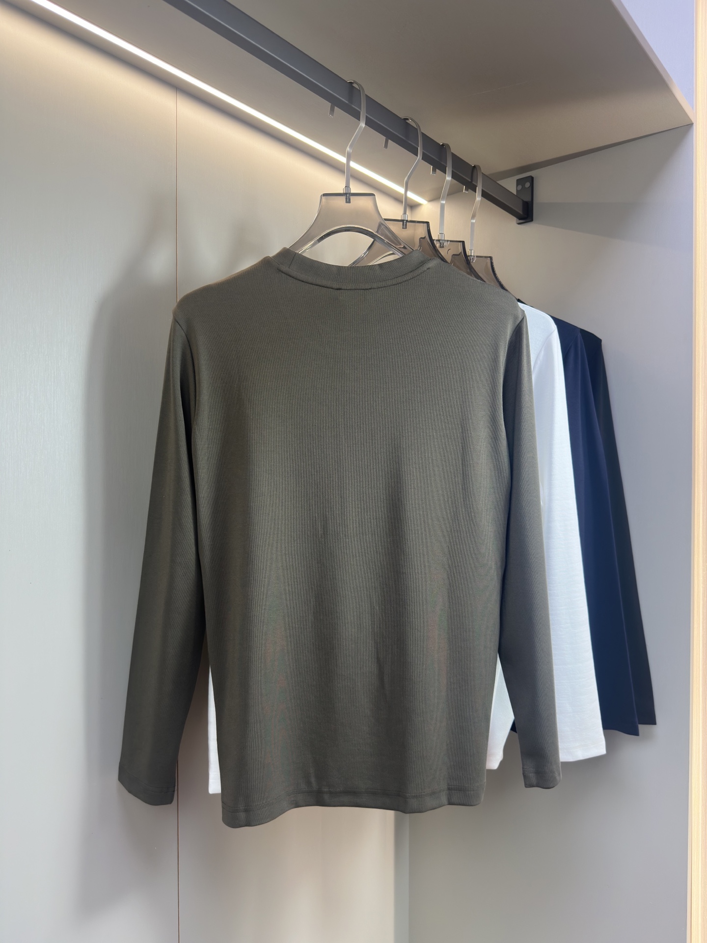 Moncler2025新款长袖打底衫 Moncler这款打底衫款式采用基础圆领长袖款式，简约基础款式，侧