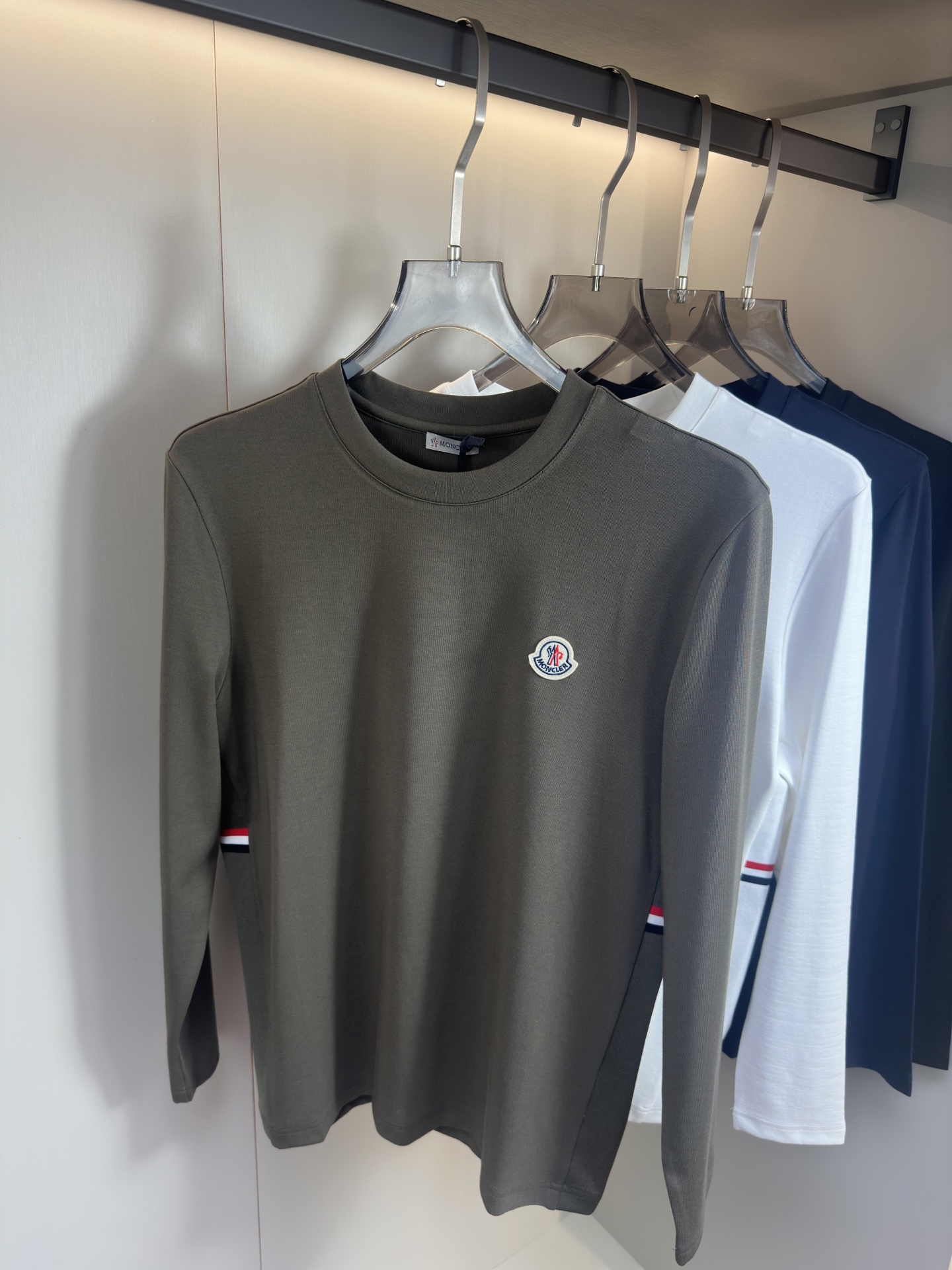 Moncler2025新款长袖打底衫 Moncler这款打底衫款式采用基础圆领长袖款式，简约基础款式，侧